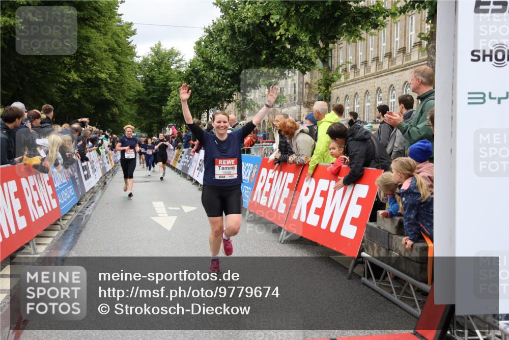 14.06.2026 - REWE Women's Run Strokosch-Dieckow http://msf.ph/oto/9779674 14.06.2026 09:58:02 Ziel 10069, 10193, 10608, 10912, 11417 meine-sportfotos.de