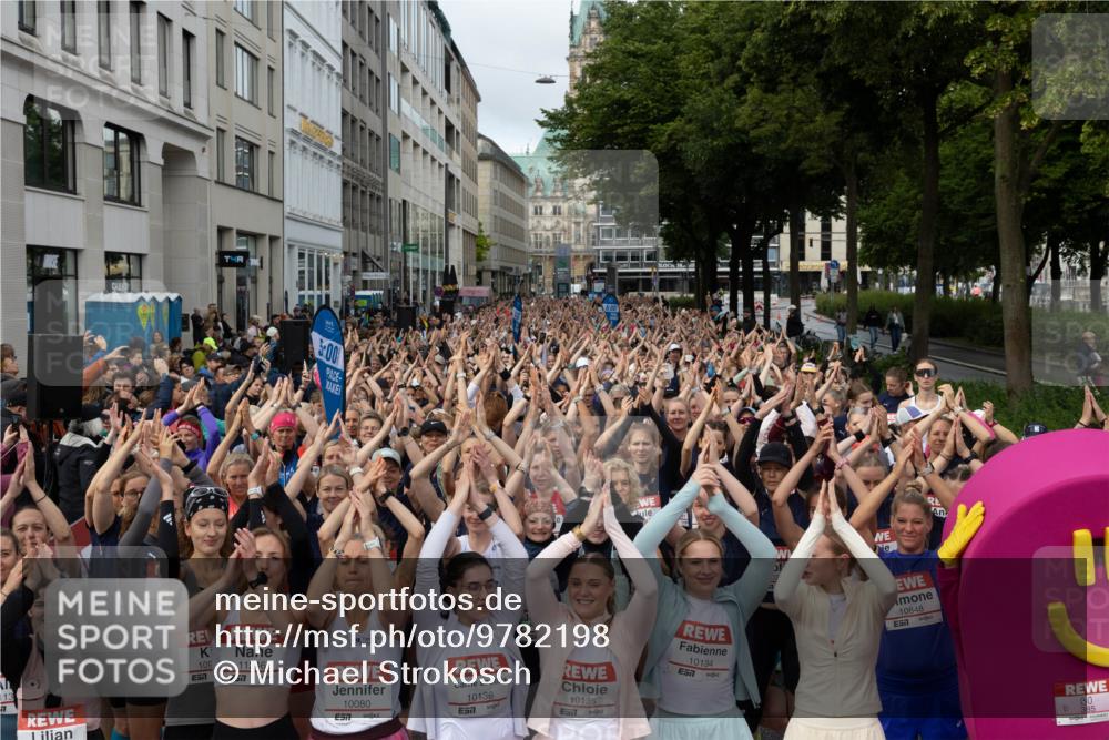 14.06.2026 - REWE Women's Run Michael Strokosch http://msf.ph/oto/9782198 14.06.2026 08:57:19 Laufen 13, 7, 57, 109, 5, 00, 11246, 7, 10080, 7, 10136, 7, 10135, 7, 10134, 10848, 385 meine-sportfotos.de