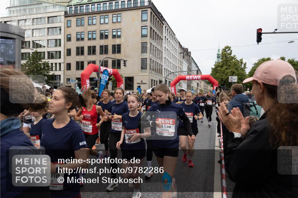 14.06.2026 - REWE Women's Run Michael Strokosch http://msf.ph/oto/9782286 14.06.2026 09:01:03 Laufen 5, 30, 10150, 10454, 76, 10828, 7, 111 meine-sportfotos.de
