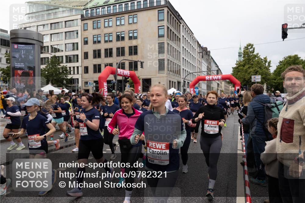 14.06.2026 - REWE Women's Run Michael Strokosch http://msf.ph/oto/9782321 14.06.2026 09:01:08 Laufen 18, 18, 10159, 0543, 10210, 11270 meine-sportfotos.de