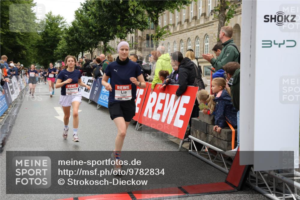 14.06.2026 - REWE Women's Run Strokosch-Dieckow http://msf.ph/oto/9782834 14.06.2026 10:01:21 Ziel 10068, 10221, 10933, 11265, 11308, 11412, 11522 meine-sportfotos.de
