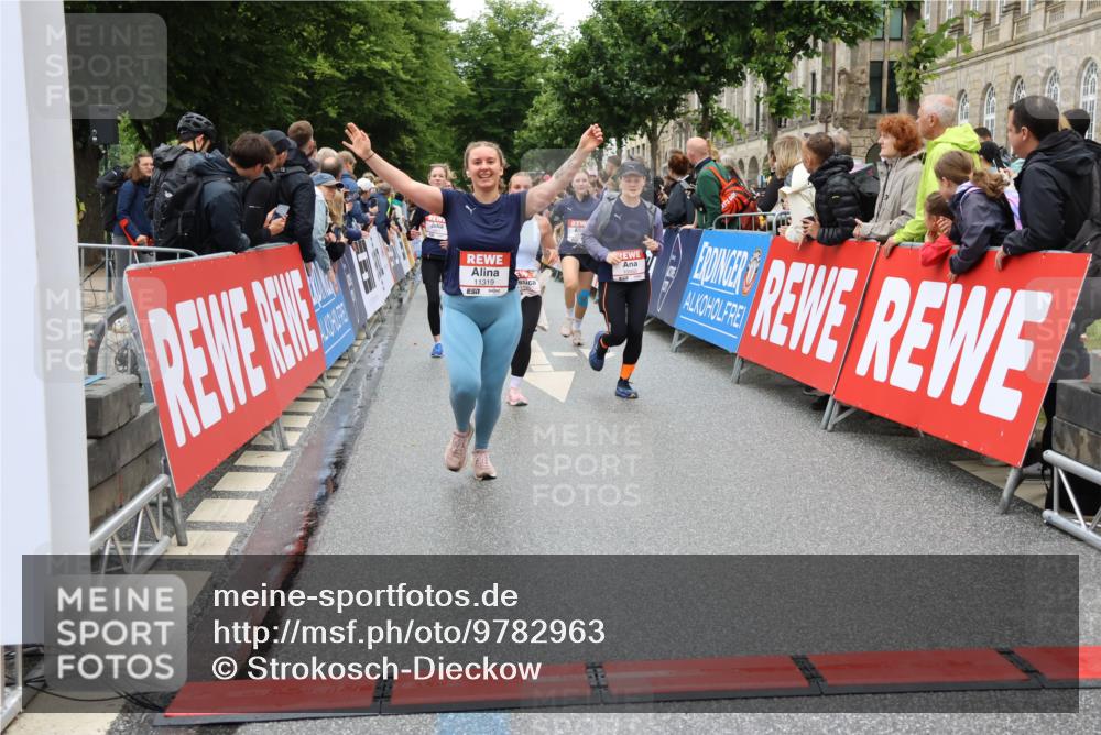 14.06.2026 - REWE Women's Run Strokosch-Dieckow http://msf.ph/oto/9782963 14.06.2026 10:01:32 Ziel 10077, 10121, 10369, 10792, 10812, 10828, 10902, 10966, 11196, 11206, 11319, 11375 meine-sportfotos.de
