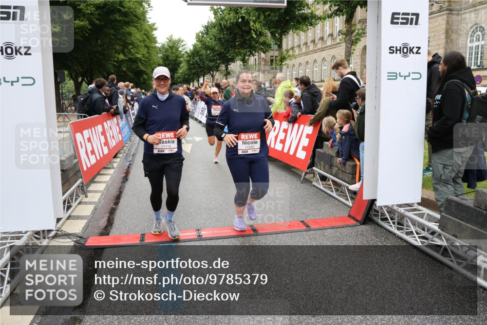 14.06.2026 - REWE Women's Run Strokosch-Dieckow http://msf.ph/oto/9785379 14.06.2026 10:03:50 Ziel 10017, 10268, 10375, 10483, 10528, 10529, 10551, 10683, 10724, 10750, 10798, 10898, 10931, 10938, 10953, 10983, 11006, 11115, 11158, 11243, 11254, 11288, 11310, 11377, 11397, 11402, 11531 meine-sportfotos.de
