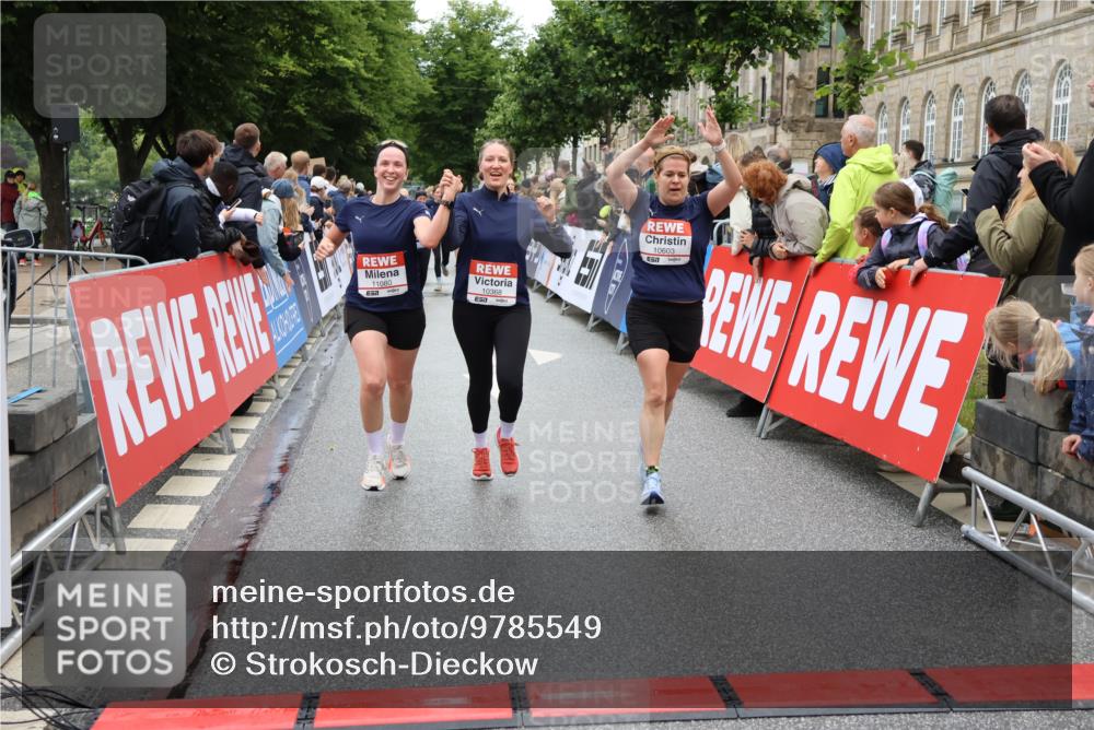 14.06.2026 - REWE Women's Run Strokosch-Dieckow http://msf.ph/oto/9785549 14.06.2026 10:04:04 Ziel 10011, 10013, 10301, 10368, 10441, 10603, 10996, 11080 meine-sportfotos.de