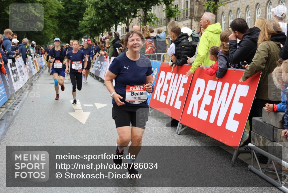 14.06.2026 - REWE Women's Run Strokosch-Dieckow http://msf.ph/oto/9786034 14.06.2026 10:05:02 Ziel 10127, 10326, 10610, 11081 meine-sportfotos.de
