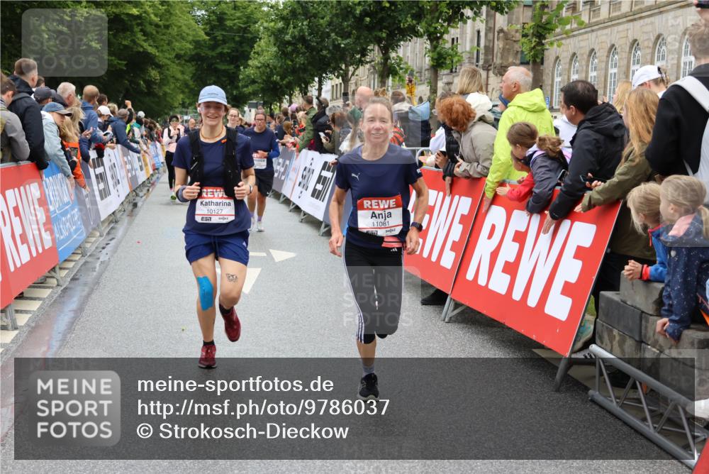 14.06.2026 - REWE Women's Run Strokosch-Dieckow http://msf.ph/oto/9786037 14.06.2026 10:05:04 Ziel 10127, 10326, 10610, 11081, 11290 meine-sportfotos.de