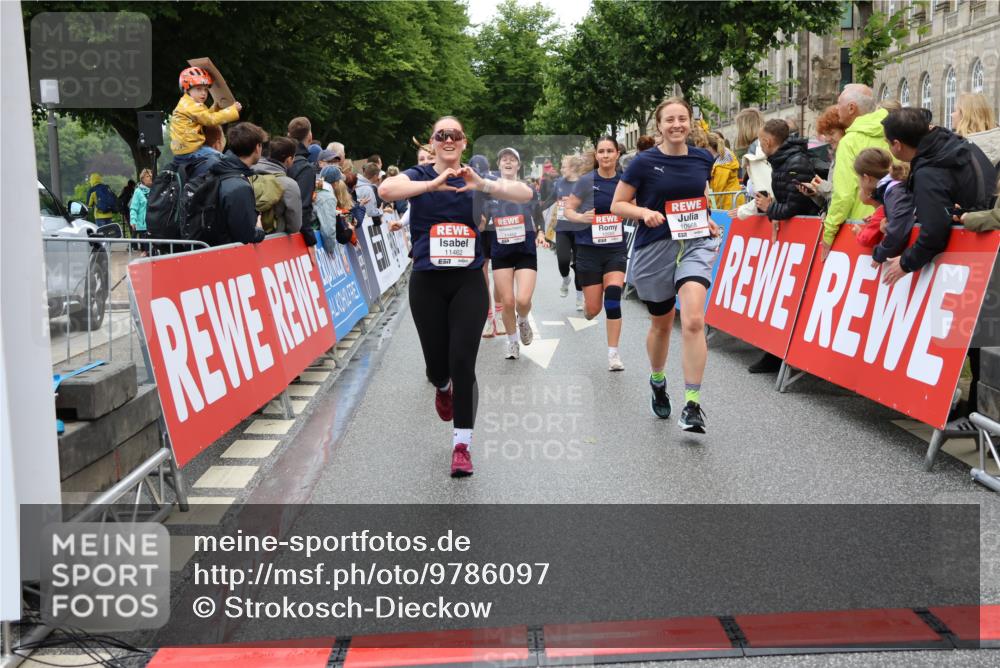 14.06.2026 - REWE Women's Run Strokosch-Dieckow http://msf.ph/oto/9786097 14.06.2026 10:05:23 Ziel 10222, 10318, 10409, 10512, 10533, 10583, 10588, 10674, 10675, 10968, 11027, 11091, 11107, 11263, 11452, 11462 meine-sportfotos.de