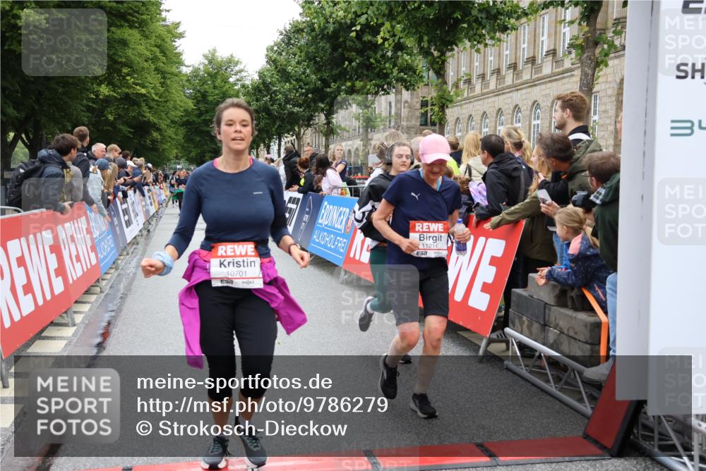 14.06.2026 - REWE Women's Run Strokosch-Dieckow http://msf.ph/oto/9786279 14.06.2026 10:06:21 Ziel 10284, 10701, 10988, 11134, 11211, 11503 meine-sportfotos.de