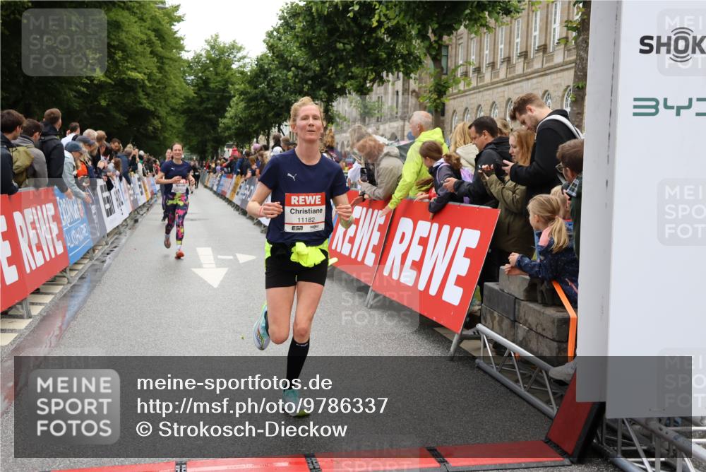 14.06.2026 - REWE Women's Run Strokosch-Dieckow http://msf.ph/oto/9786337 14.06.2026 10:06:44 Ziel 10597, 10635, 10747, 11182, 11250, 11267, 11321, 11410 meine-sportfotos.de