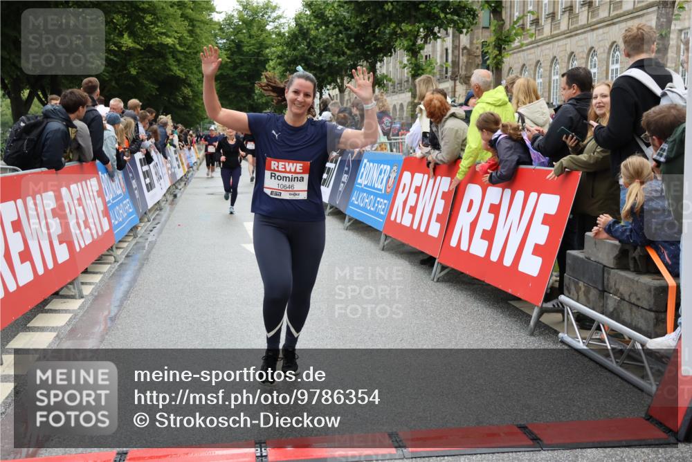 14.06.2026 - REWE Women's Run Strokosch-Dieckow http://msf.ph/oto/9786354 14.06.2026 10:06:50 Ziel 10282, 10646, 10868, 11182, 11321 meine-sportfotos.de