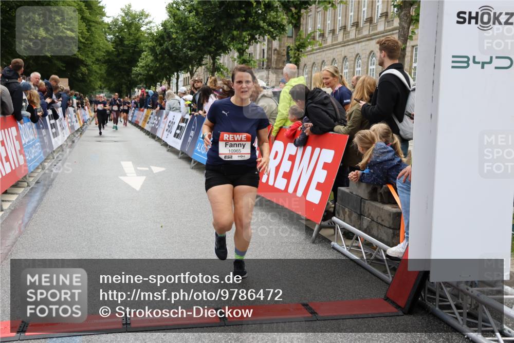 14.06.2026 - REWE Women's Run Strokosch-Dieckow http://msf.ph/oto/9786472 14.06.2026 10:07:44 Ziel 10861, 10924, 10965, 11077 meine-sportfotos.de