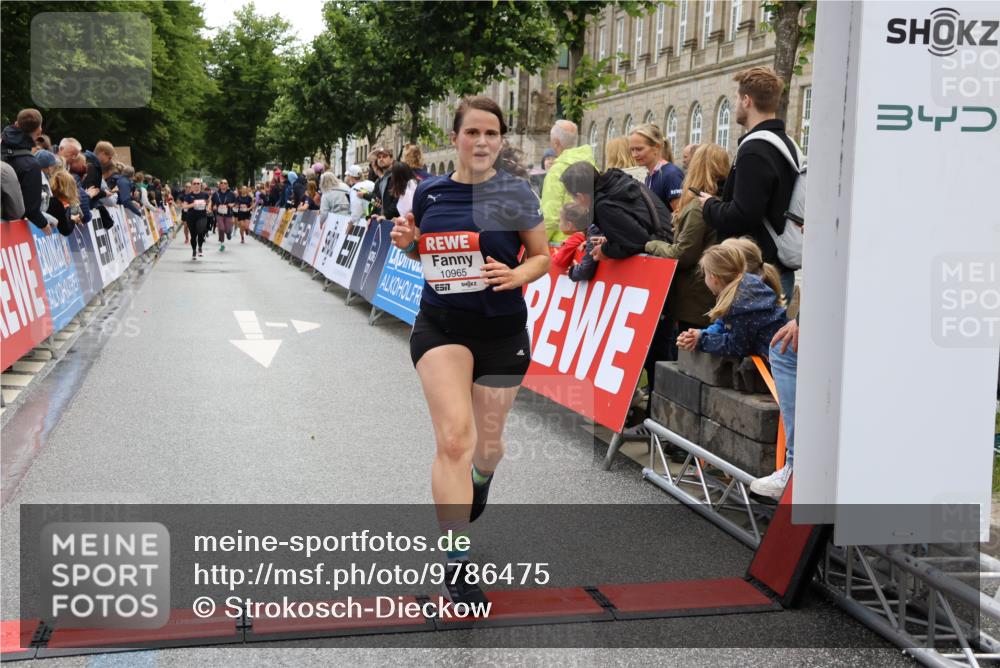 14.06.2026 - REWE Women's Run Strokosch-Dieckow http://msf.ph/oto/9786475 14.06.2026 10:07:45 Ziel 10861, 10924, 10965, 11077 meine-sportfotos.de