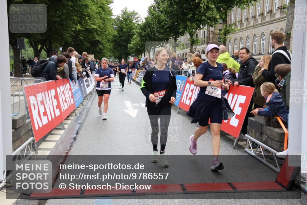 14.06.2026 - REWE Women's Run Strokosch-Dieckow http://msf.ph/oto/9786557 14.06.2026 10:08:20 Ziel 10353, 10371, 10723, 10739, 10743, 11145, 11376, 11393 meine-sportfotos.de