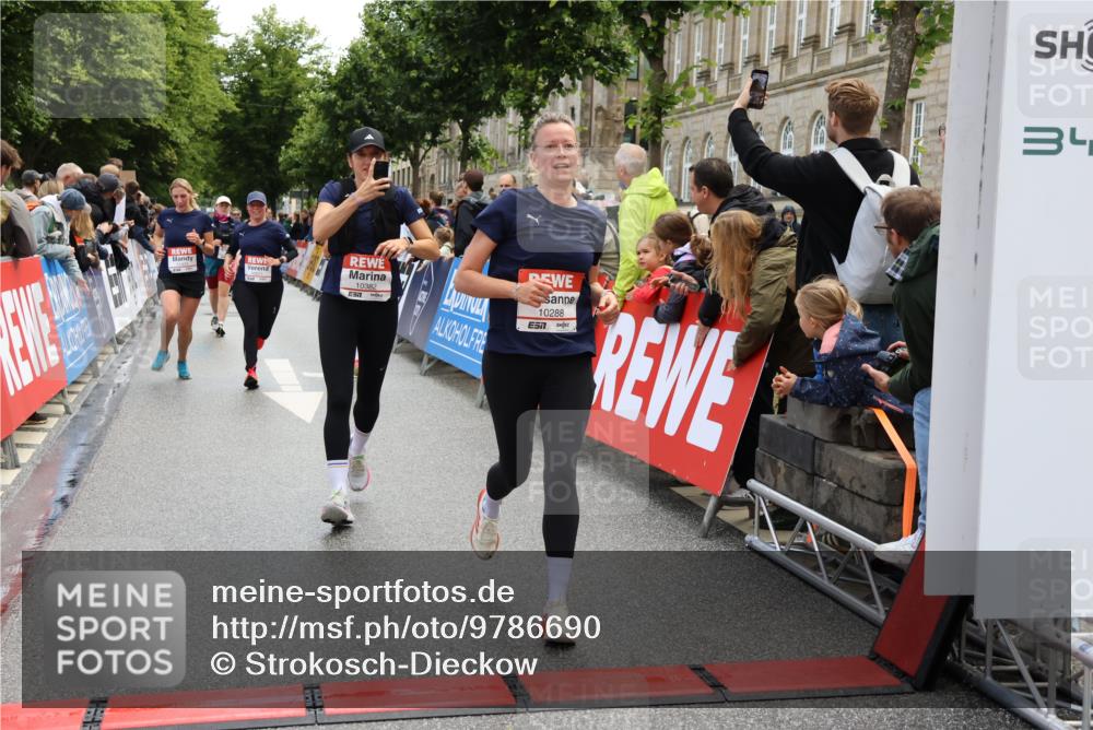 14.06.2026 - REWE Women's Run Strokosch-Dieckow http://msf.ph/oto/9786690 14.06.2026 10:09:34 Ziel 10047, 10288, 10360, 10382, 10383, 10800, 10977, 11431 meine-sportfotos.de