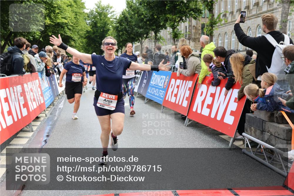 14.06.2026 - REWE Women's Run Strokosch-Dieckow http://msf.ph/oto/9786715 14.06.2026 10:09:40 Ziel 10047, 10139, 10208, 10288, 10360, 10382, 10725, 10889, 10928, 10977, 11083, 11169, 11431 meine-sportfotos.de