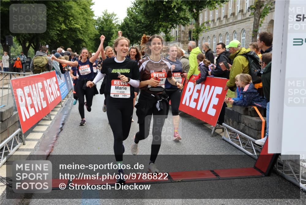 14.06.2026 - REWE Women's Run Strokosch-Dieckow http://msf.ph/oto/9786822 14.06.2026 10:10:28 Ziel 10293, 10412, 10413, 10665, 10702, 10703, 10890, 10917, 11152, 11453, 11487, 11498 meine-sportfotos.de