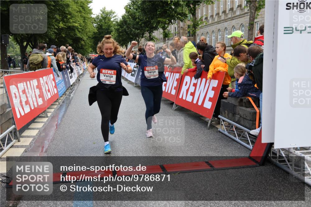14.06.2026 - REWE Women's Run Strokosch-Dieckow http://msf.ph/oto/9786871 14.06.2026 10:11:00 Ziel 10426, 10460, 10503, 10591, 11170 meine-sportfotos.de