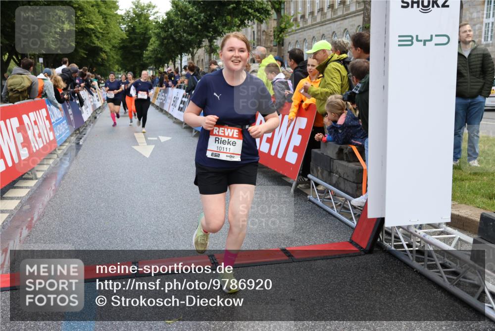 14.06.2026 - REWE Women's Run Strokosch-Dieckow http://msf.ph/oto/9786920 14.06.2026 10:11:27 Ziel 10053, 10111, 10406, 10429, 10468, 10690, 11217, 11355, 11450, 11451, 11500 meine-sportfotos.de