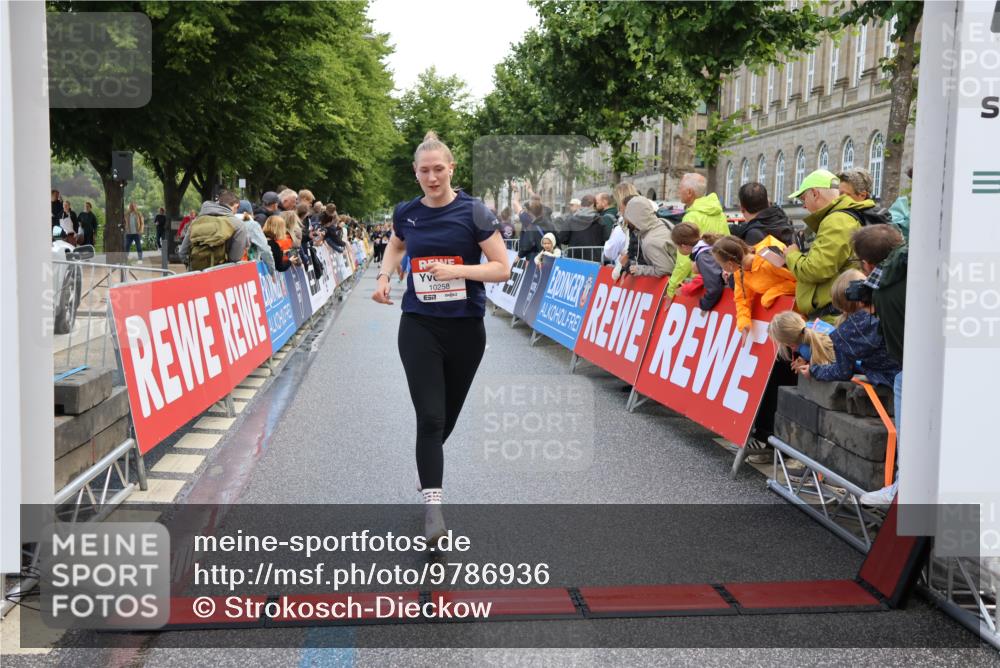 14.06.2026 - REWE Women's Run Strokosch-Dieckow http://msf.ph/oto/9786936 14.06.2026 10:11:35 Ziel 10258, 10606, 10690, 10955, 11217, 11355 meine-sportfotos.de