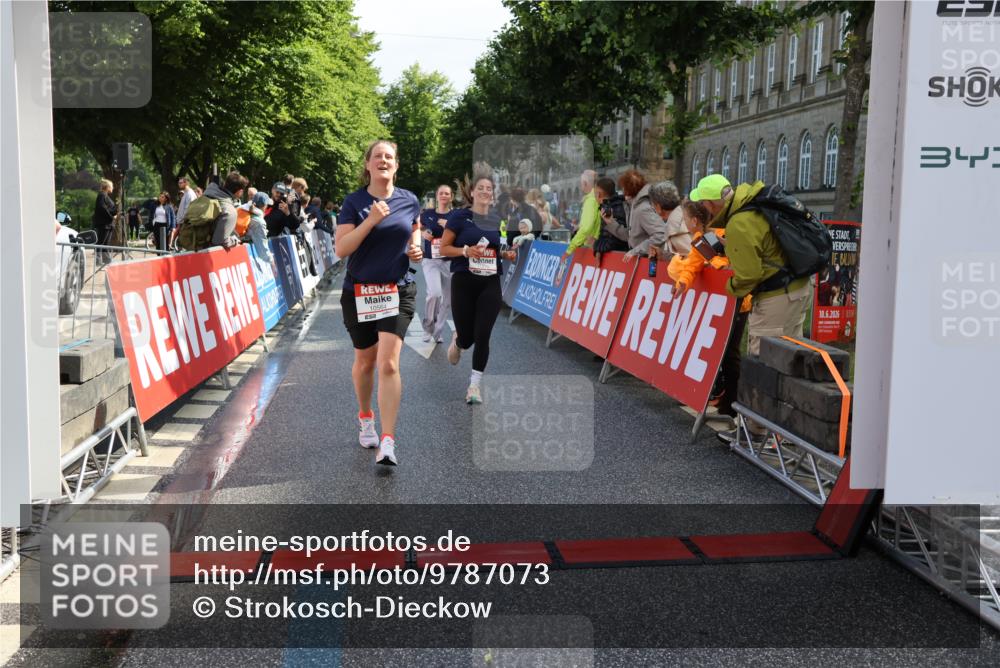 14.06.2026 - REWE Women's Run Strokosch-Dieckow http://msf.ph/oto/9787073 14.06.2026 10:12:53 Ziel 10564, 10595, 10818, 11241, 11258, 11419 meine-sportfotos.de