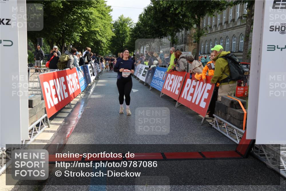14.06.2026 - REWE Women's Run Strokosch-Dieckow http://msf.ph/oto/9787086 14.06.2026 10:12:58 Ziel 10564, 10587, 10916, 11258, 11419 meine-sportfotos.de
