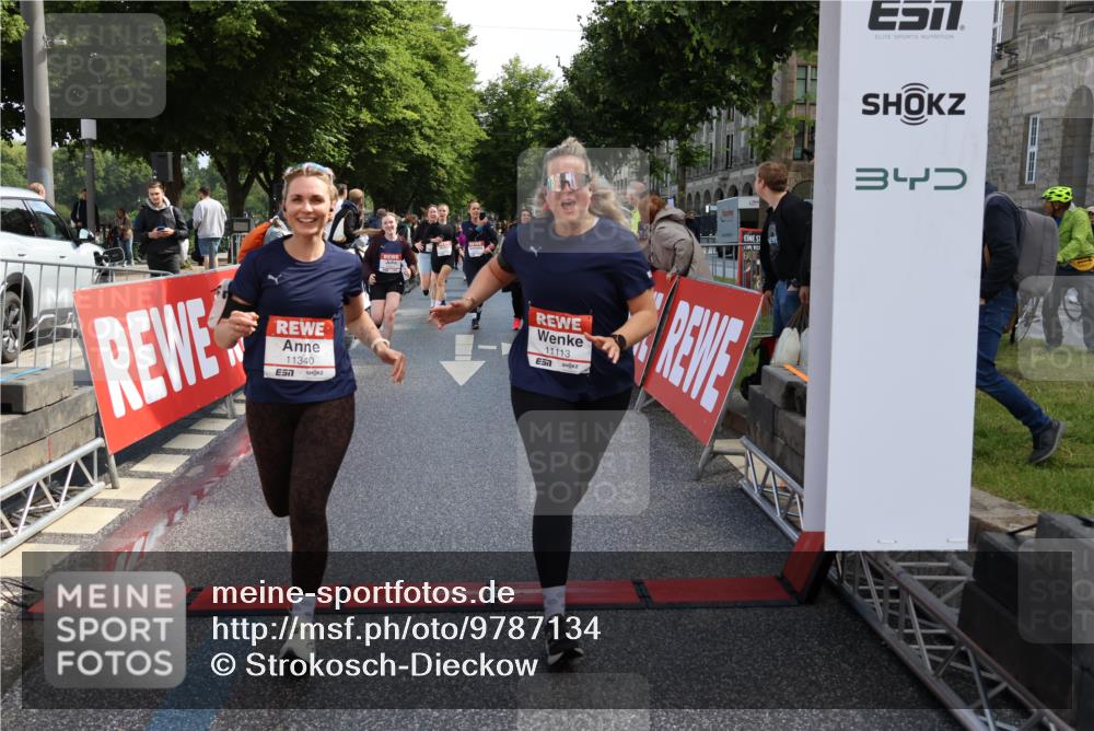 14.06.2026 - REWE Women's Run Strokosch-Dieckow http://msf.ph/oto/9787134 14.06.2026 10:13:20 Ziel 10186, 10283, 10297, 10362, 10366, 10502, 10695, 10887, 11113, 11143, 11166, 11282, 11340, 11348, 11420, 11437 meine-sportfotos.de