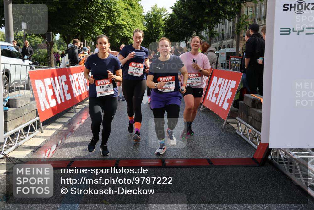 14.06.2026 - REWE Women's Run Strokosch-Dieckow http://msf.ph/oto/9787222 14.06.2026 10:14:12 Ziel 10040, 10241, 10321, 10384, 10458, 10498, 10536, 10555, 10596, 11251, 11445 meine-sportfotos.de