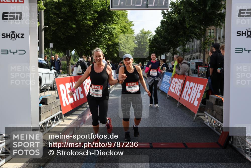 14.06.2026 - REWE Women's Run Strokosch-Dieckow http://msf.ph/oto/9787236 14.06.2026 10:14:17 Ziel 10040, 10241, 10321, 10336, 10452, 10458, 10498, 10536, 10596, 10711, 11251, 11445 meine-sportfotos.de