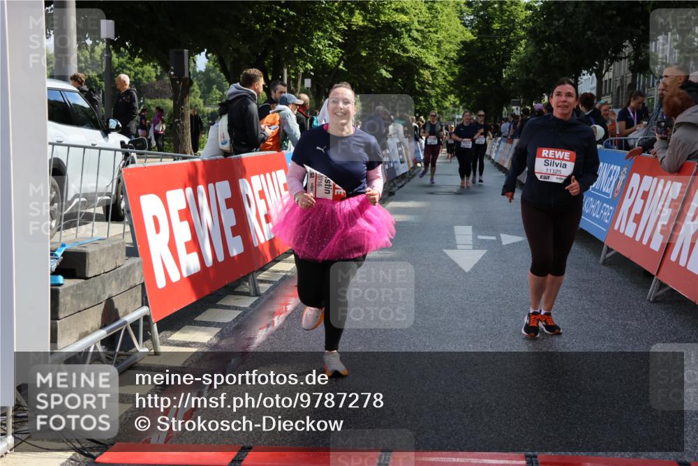 14.06.2026 - REWE Women's Run Strokosch-Dieckow http://msf.ph/oto/9787278 14.06.2026 10:14:47 Ziel 10716, 10717, 11125 meine-sportfotos.de