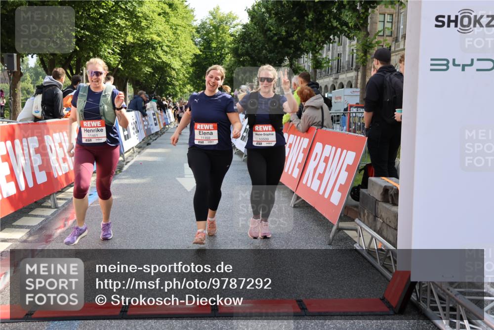 14.06.2026 - REWE Women's Run Strokosch-Dieckow http://msf.ph/oto/9787292 14.06.2026 10:14:53 Ziel 10509, 10716, 11125, 11359, 11461 meine-sportfotos.de