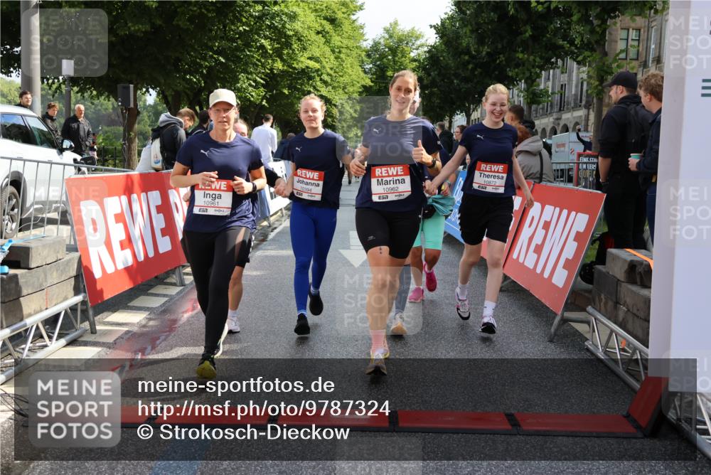 14.06.2026 - REWE Women's Run Strokosch-Dieckow http://msf.ph/oto/9787324 14.06.2026 10:15:07 Ziel 10064, 10394, 10550, 10569, 10872, 10883, 10961, 10962, 11195, 11286 meine-sportfotos.de