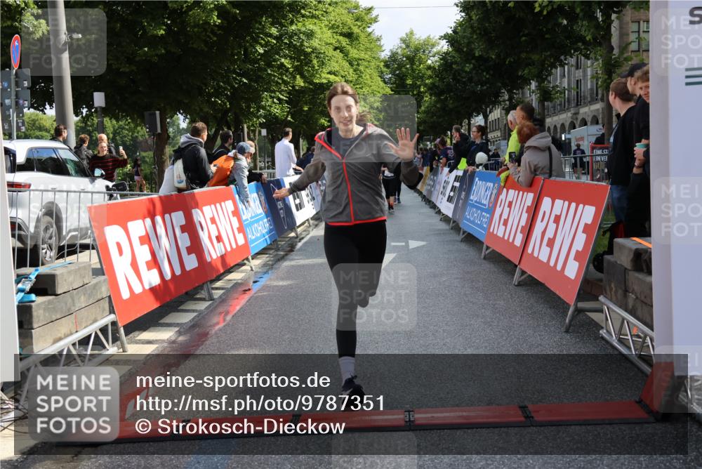 14.06.2026 - REWE Women's Run Strokosch-Dieckow http://msf.ph/oto/9787351 14.06.2026 10:15:23 Ziel 10404, 10523, 10644, 10689, 11120, 11398 meine-sportfotos.de