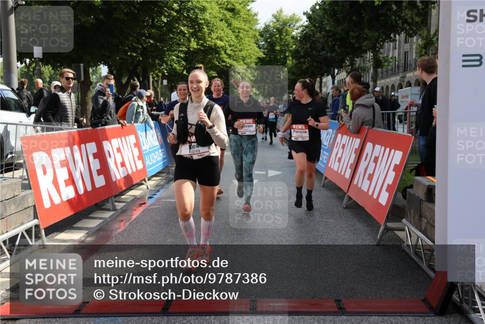 14.06.2026 - REWE Women's Run Strokosch-Dieckow http://msf.ph/oto/9787386 14.06.2026 10:15:40 Ziel 10202, 10249, 10330, 10570, 10612, 10630, 10746, 11106, 11151 meine-sportfotos.de