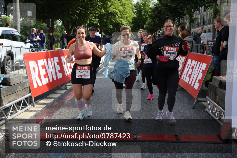 14.06.2026 - REWE Women's Run Strokosch-Dieckow http://msf.ph/oto/9787423 14.06.2026 10:15:56 Ziel 10209, 10314, 10420, 10487, 10698, 11029, 11168, 11380, 11381 meine-sportfotos.de