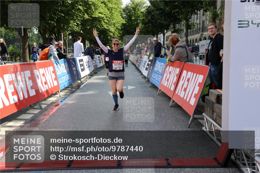14.06.2026 - REWE Women's Run Strokosch-Dieckow http://msf.ph/oto/9787440 14.06.2026 10:16:11 Ziel 10179 meine-sportfotos.de