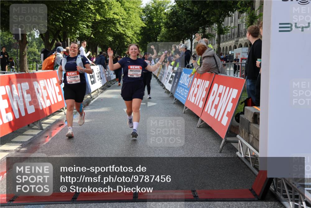 14.06.2026 - REWE Women's Run Strokosch-Dieckow http://msf.ph/oto/9787456 14.06.2026 10:16:19 Ziel 10037, 10038, 10143, 10179, 11072, 11085 meine-sportfotos.de