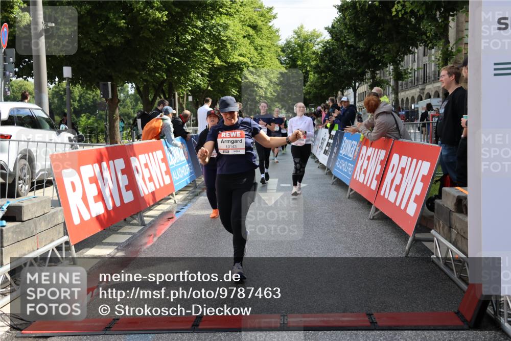 14.06.2026 - REWE Women's Run Strokosch-Dieckow http://msf.ph/oto/9787463 14.06.2026 10:16:22 Ziel 10037, 10038, 10143, 10200, 10289, 11061, 11072, 11085 meine-sportfotos.de