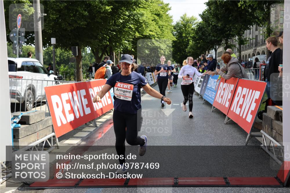 14.06.2026 - REWE Women's Run Strokosch-Dieckow http://msf.ph/oto/9787469 14.06.2026 10:16:23 Ziel 10037, 10038, 10143, 10200, 10289, 11061, 11072, 11085 meine-sportfotos.de