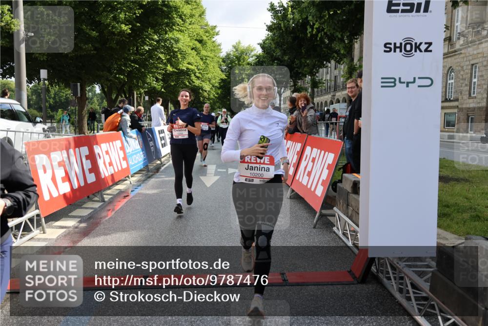 14.06.2026 - REWE Women's Run Strokosch-Dieckow http://msf.ph/oto/9787476 14.06.2026 10:16:25 Ziel 10037, 10038, 10143, 10200, 10289, 11061, 11072, 11085, 11227 meine-sportfotos.de