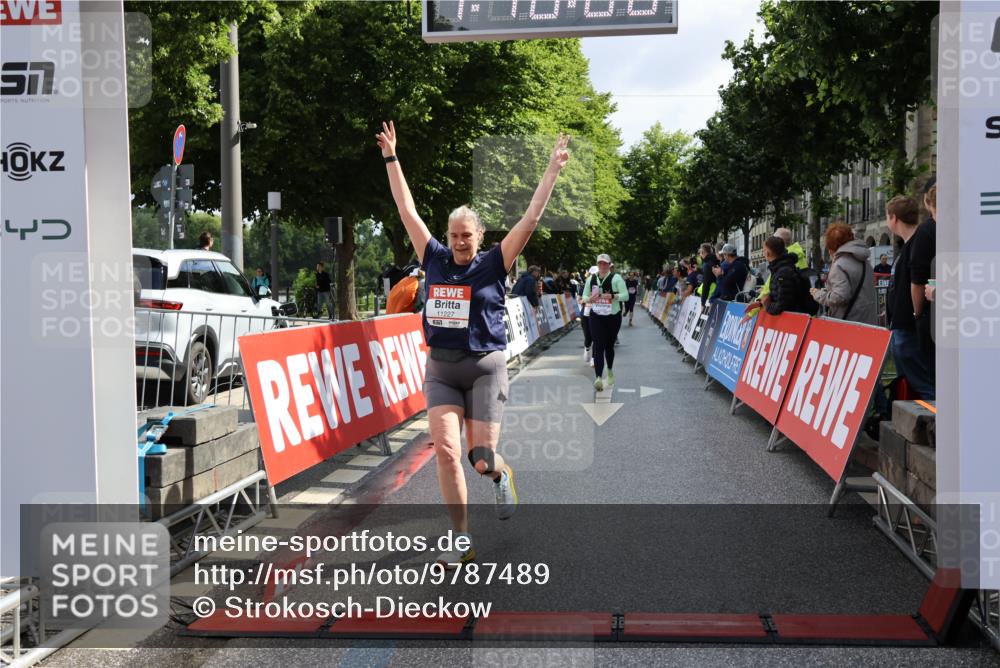 14.06.2026 - REWE Women's Run Strokosch-Dieckow http://msf.ph/oto/9787489 14.06.2026 10:16:28 Ziel 10143, 10200, 10289, 11061, 11085, 11227, 11490 meine-sportfotos.de