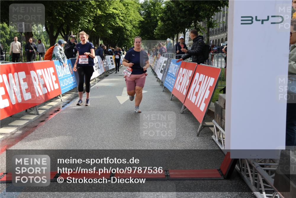 14.06.2026 - REWE Women's Run Strokosch-Dieckow http://msf.ph/oto/9787536 14.06.2026 10:17:16 Ziel 10035, 10216, 10829, 10957, 11299 meine-sportfotos.de