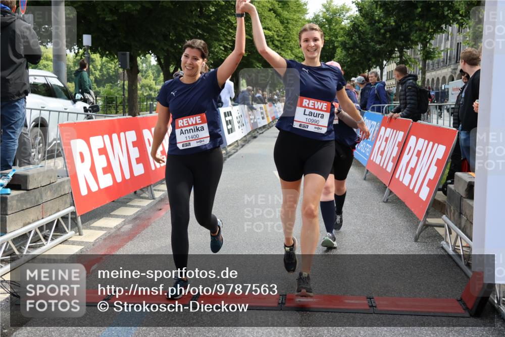14.06.2026 - REWE Women's Run Strokosch-Dieckow http://msf.ph/oto/9787563 14.06.2026 10:17:28 Ziel 10863, 10957, 10990, 11000, 11088, 11226, 11400 meine-sportfotos.de