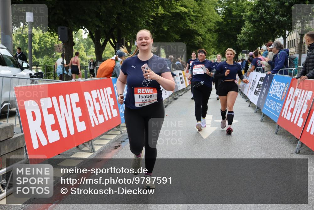 14.06.2026 - REWE Women's Run Strokosch-Dieckow http://msf.ph/oto/9787591 14.06.2026 10:17:54 Ziel 10316, 10615, 10877 meine-sportfotos.de
