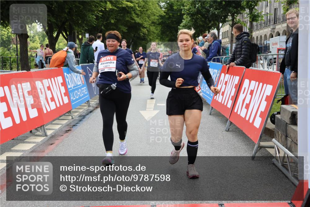 14.06.2026 - REWE Women's Run Strokosch-Dieckow http://msf.ph/oto/9787598 14.06.2026 10:17:56 Ziel 10316, 10615, 10797, 10807, 10877 meine-sportfotos.de
