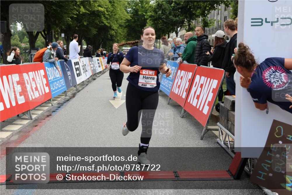14.06.2026 - REWE Women's Run Strokosch-Dieckow http://msf.ph/oto/9787722 14.06.2026 10:20:07 Ziel 10517, 10592, 10748, 11024 meine-sportfotos.de