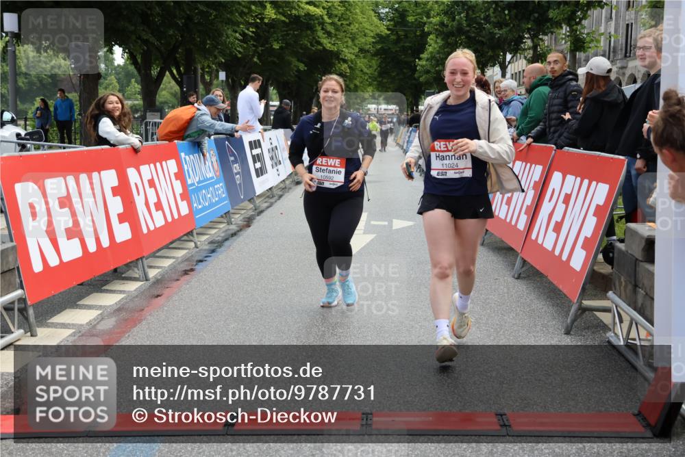 14.06.2026 - REWE Women's Run Strokosch-Dieckow http://msf.ph/oto/9787731 14.06.2026 10:20:09 Ziel 10517, 10592, 10748, 11024 meine-sportfotos.de