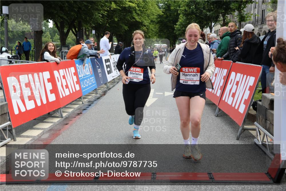 14.06.2026 - REWE Women's Run Strokosch-Dieckow http://msf.ph/oto/9787735 14.06.2026 10:20:09 Ziel 10517, 10592, 10748, 11024 meine-sportfotos.de
