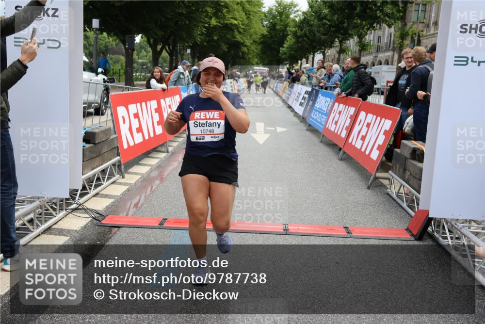 14.06.2026 - REWE Women's Run Strokosch-Dieckow http://msf.ph/oto/9787738 14.06.2026 10:20:12 Ziel 10517, 10592, 10748, 11024 meine-sportfotos.de