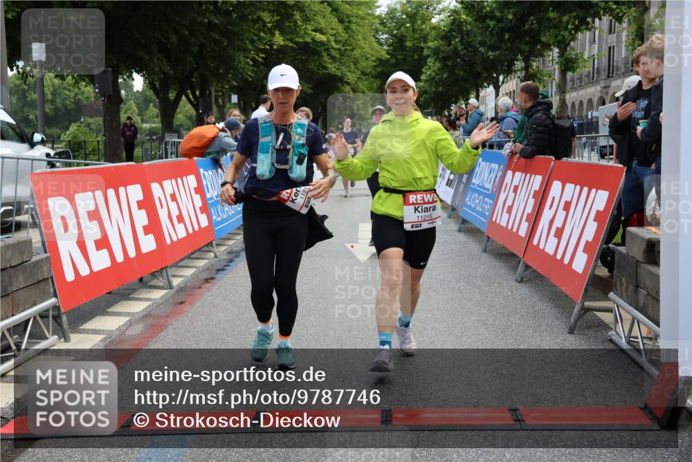 14.06.2026 - REWE Women's Run Strokosch-Dieckow http://msf.ph/oto/9787746 14.06.2026 10:20:25 Ziel 10446, 11028, 11215, 11216 meine-sportfotos.de