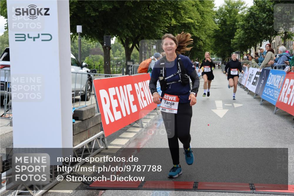 14.06.2026 - REWE Women's Run Strokosch-Dieckow http://msf.ph/oto/9787788 14.06.2026 10:20:59 Ziel 10044, 10045, 10767, 11054 meine-sportfotos.de